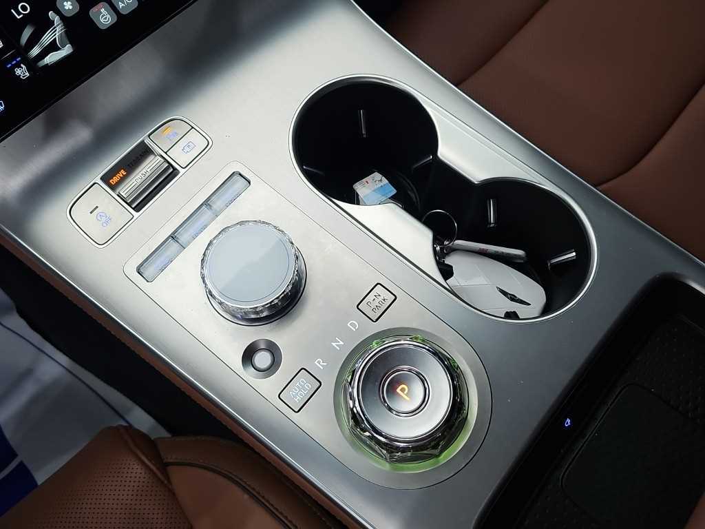 Genesis GV70 — photo 08