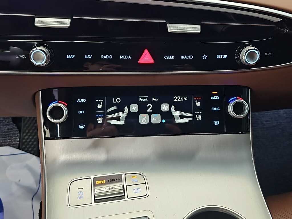 Genesis GV70 — photo 10