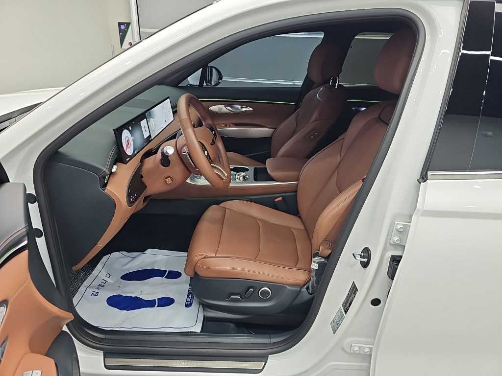 Genesis GV70 — photo 11