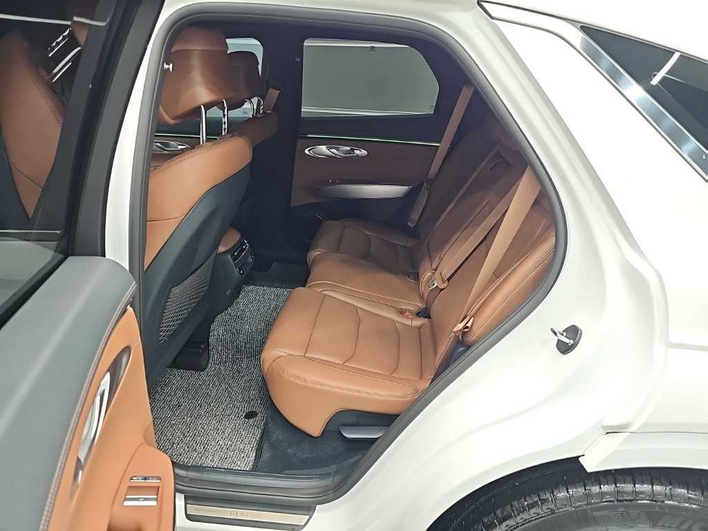 Genesis GV70 — photo 12