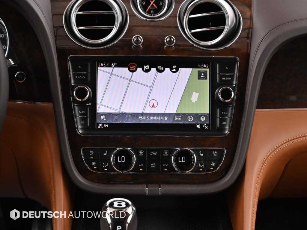 Bentley Bentayga — photo 14