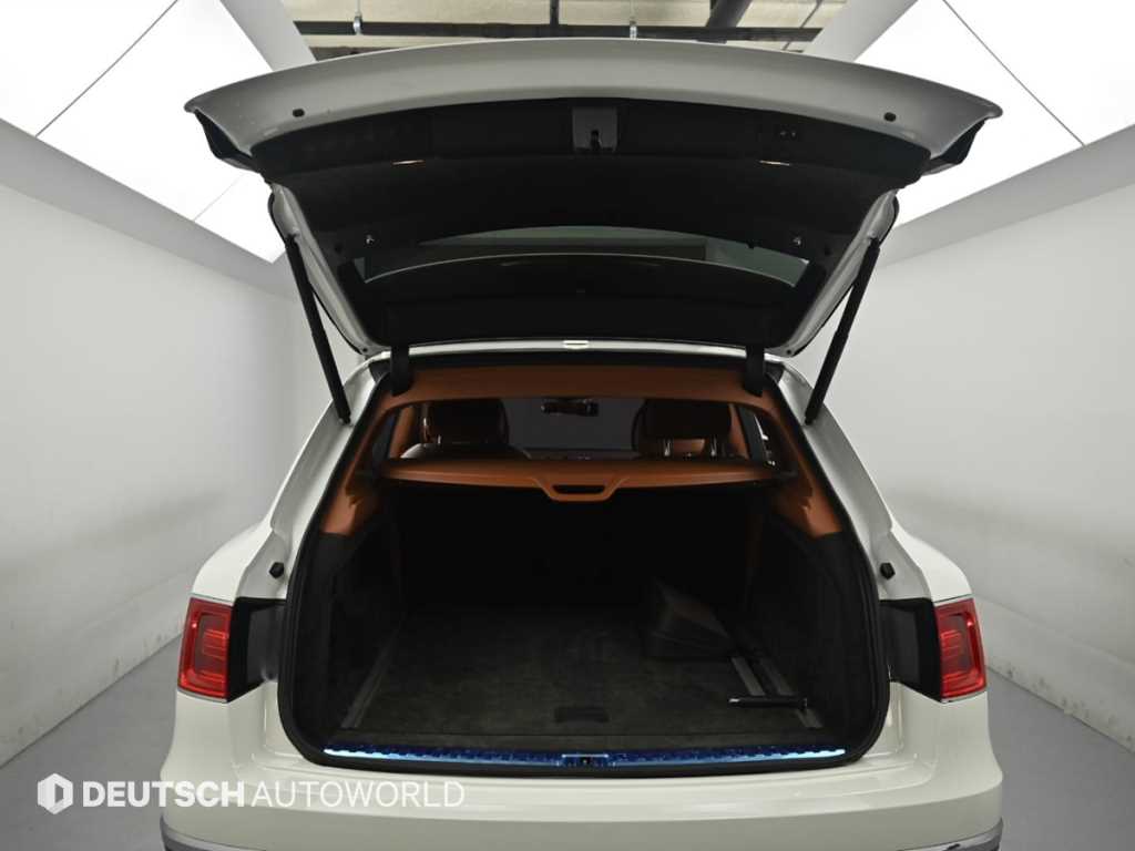 Bentley Bentayga — photo 20