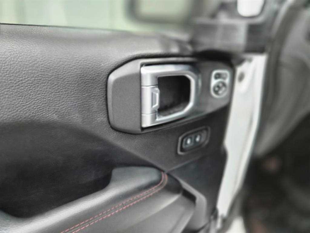 Jeep Wrangler — photo 12
