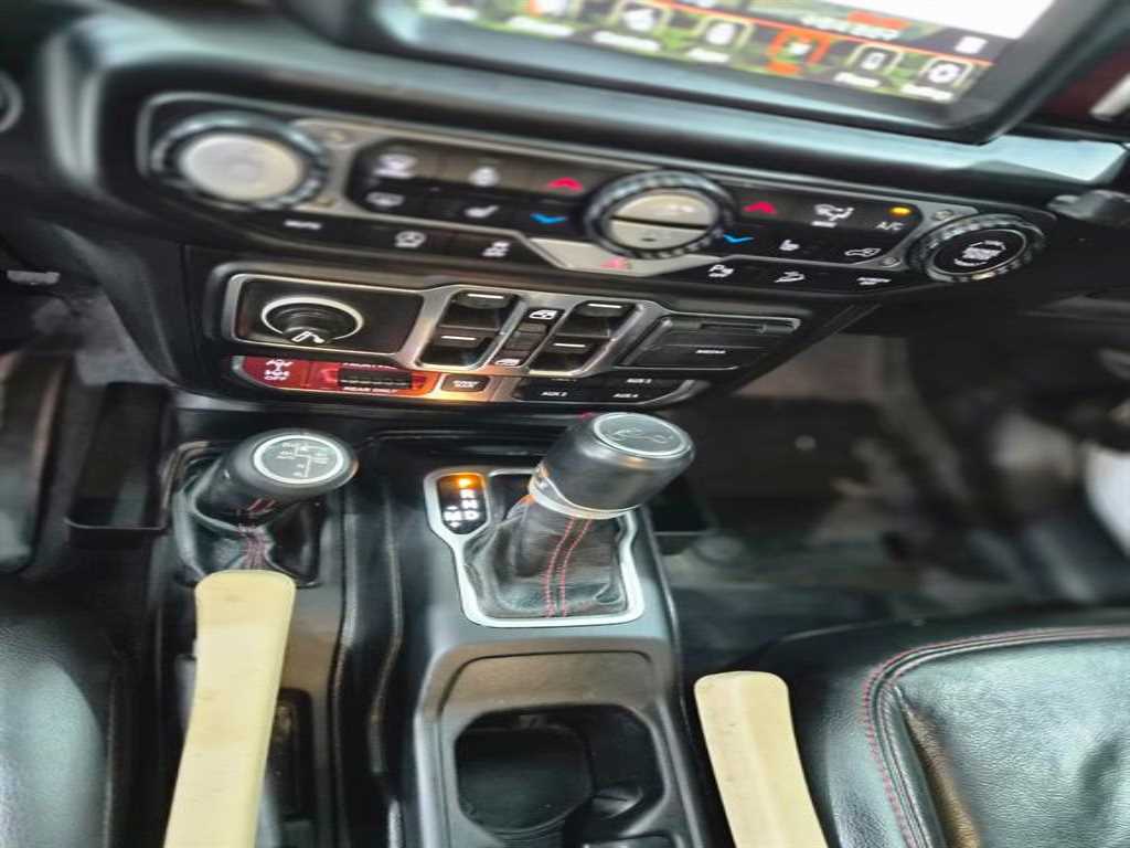Jeep Wrangler — photo 17