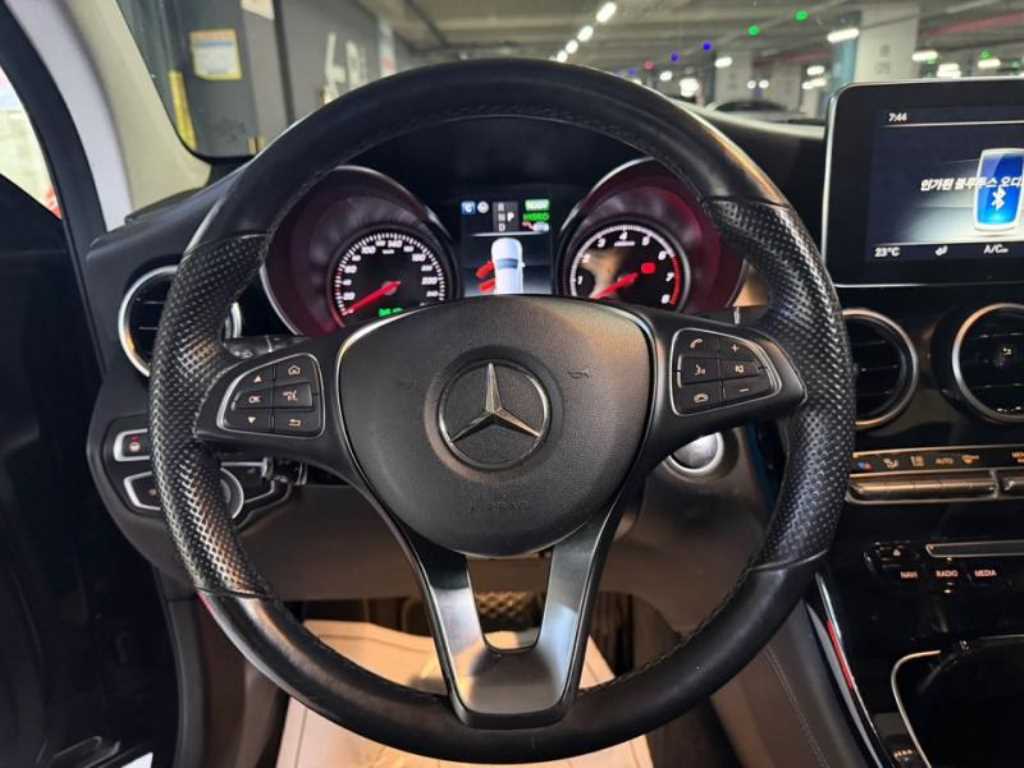 Mercedes-Benz GLC-Class — photo 08