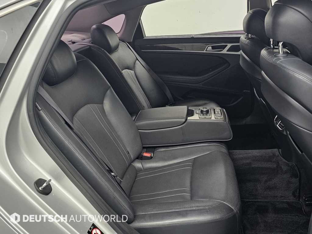 Hyundai Genesis — photo 12