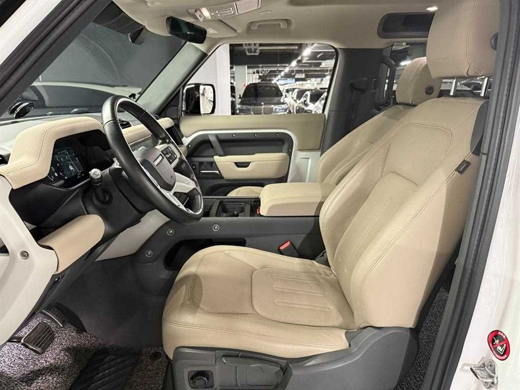 Land Rover Defender — photo 10