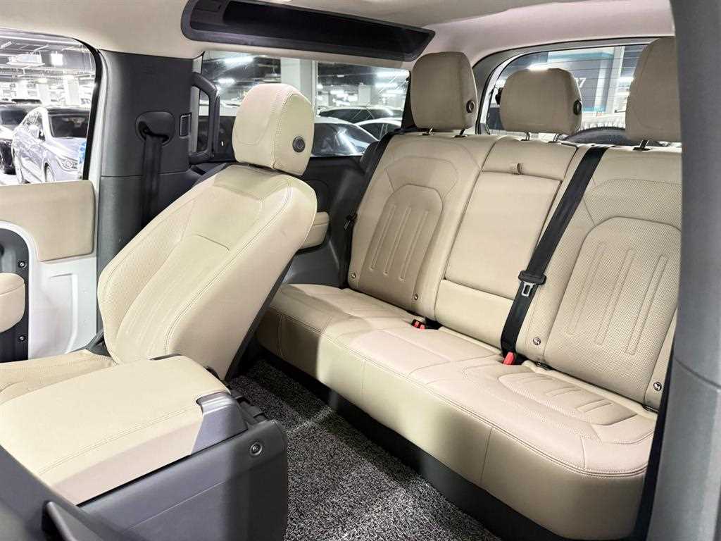 Land Rover Defender — photo 11