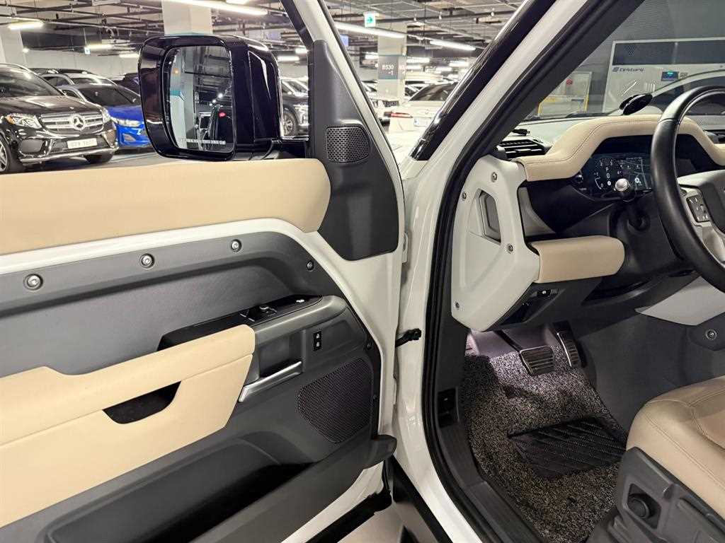Land Rover Defender — photo 12