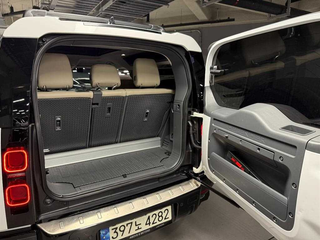 Land Rover Defender — photo 18