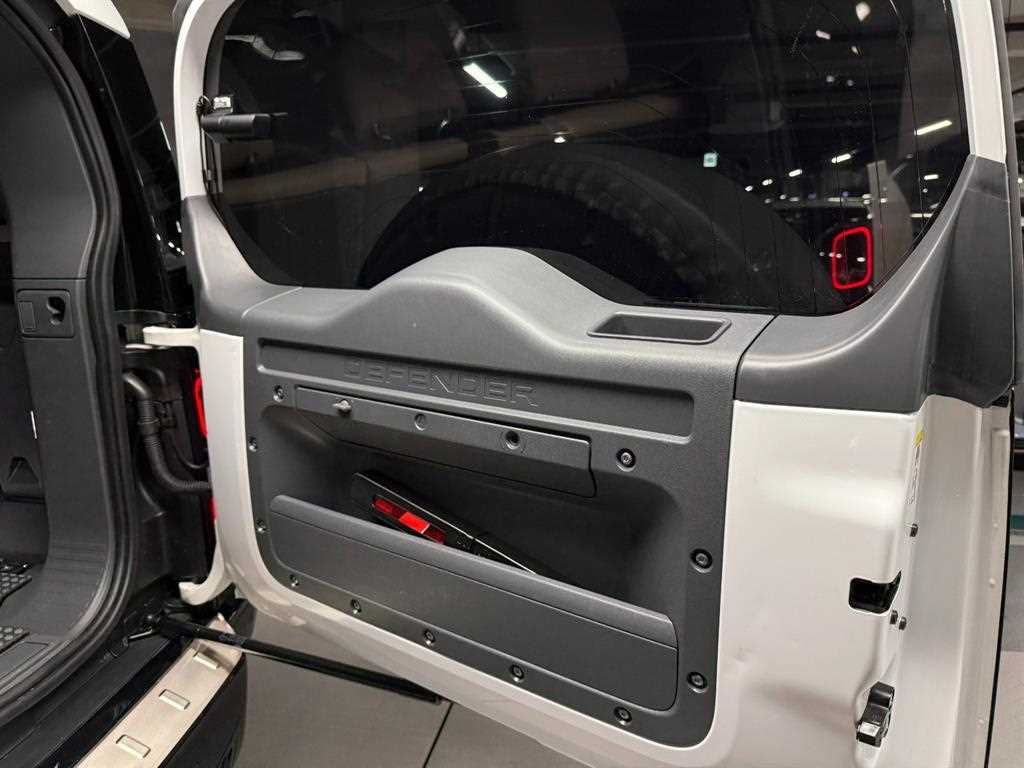 Land Rover Defender — photo 19