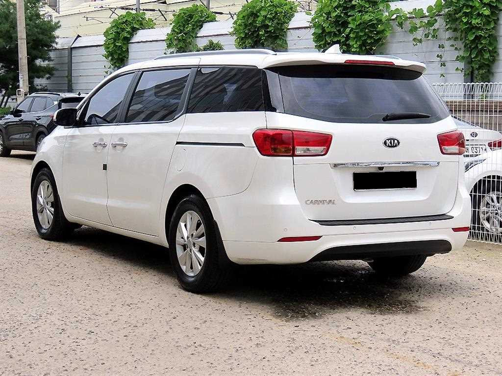 Kia Carnival — photo 03