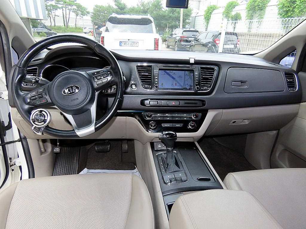 Kia Carnival — photo 08