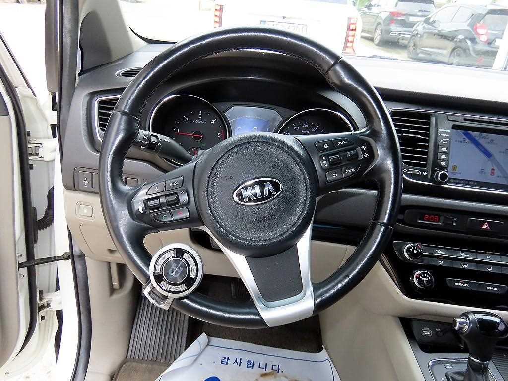 Kia Carnival — photo 09