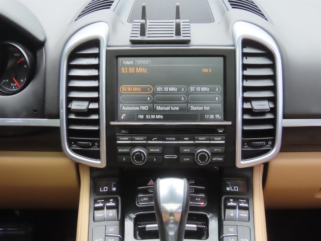 Porsche Cayenne — photo 12