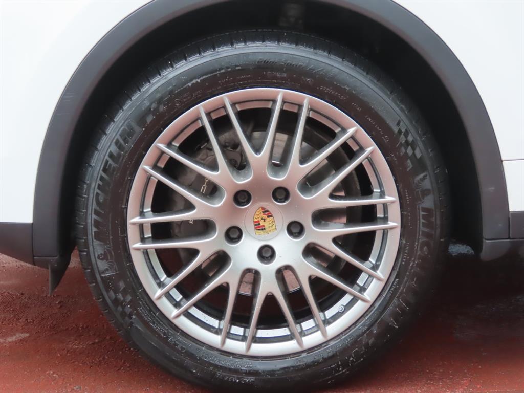 Porsche Cayenne — photo 20