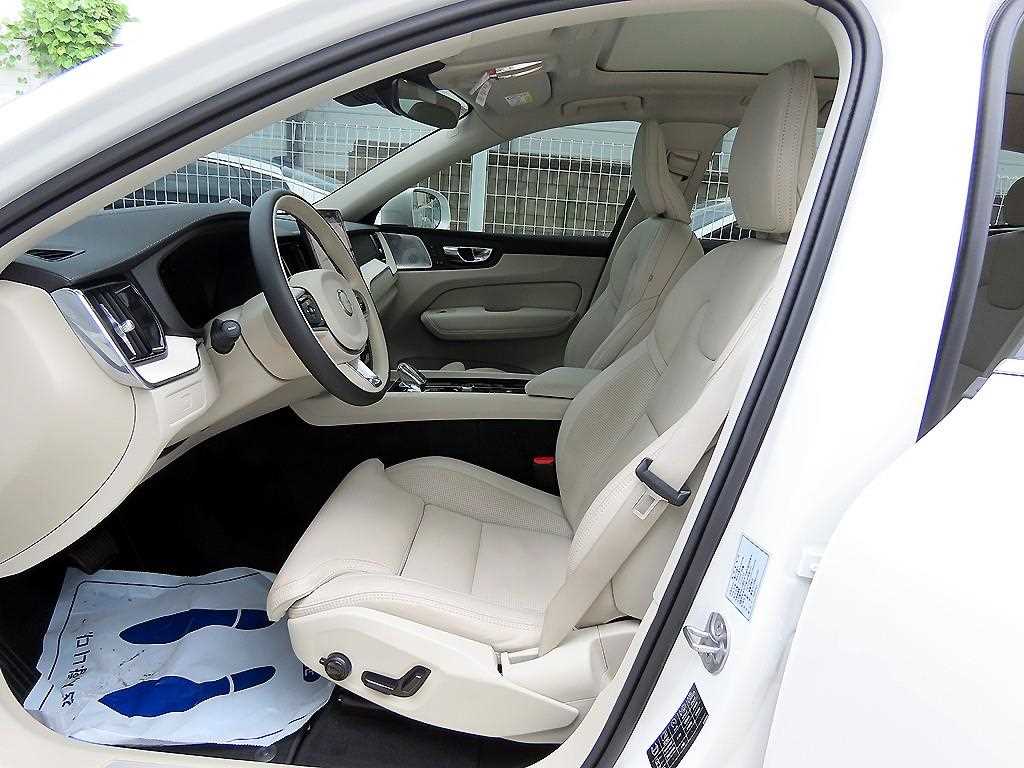 Volvo XC60 — photo 05