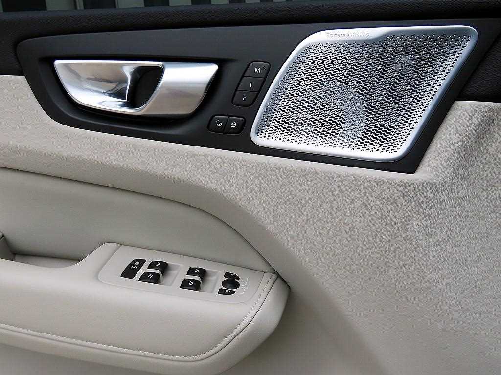Volvo XC60 — photo 12