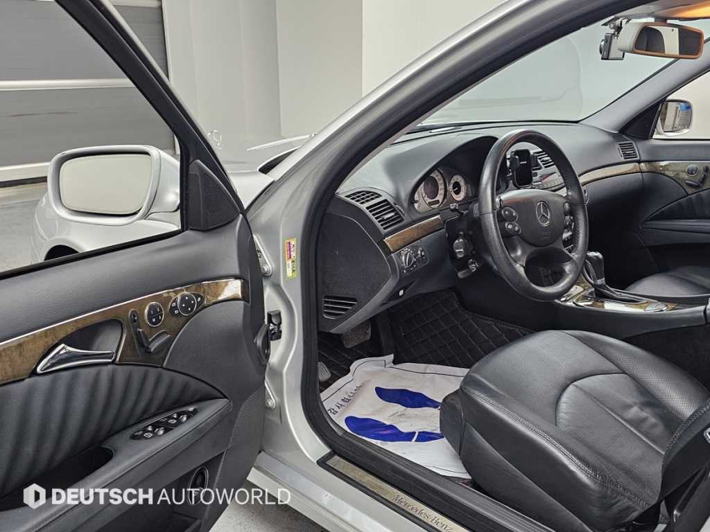 Mercedes-Benz E-Class — photo 11