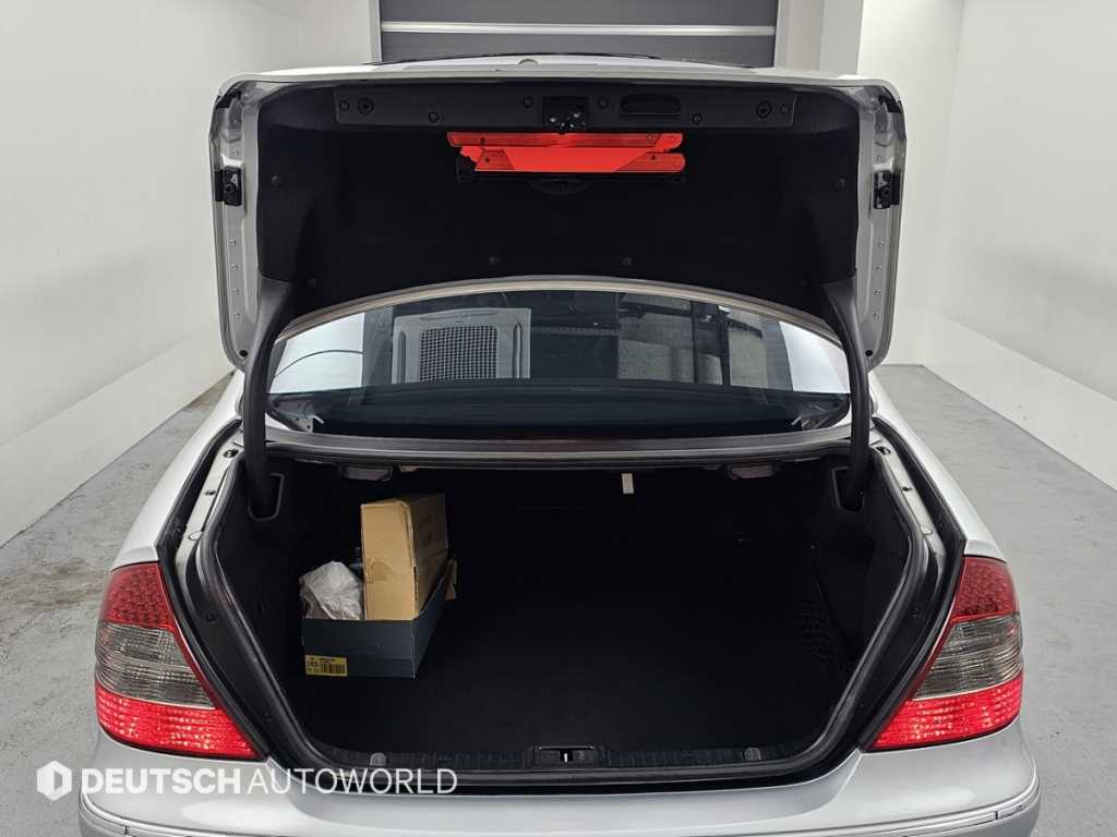 Mercedes-Benz E-Class — photo 19