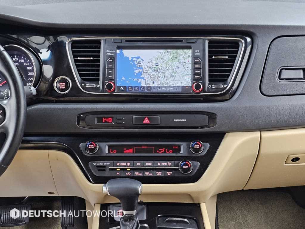 Kia Carnival — photo 14