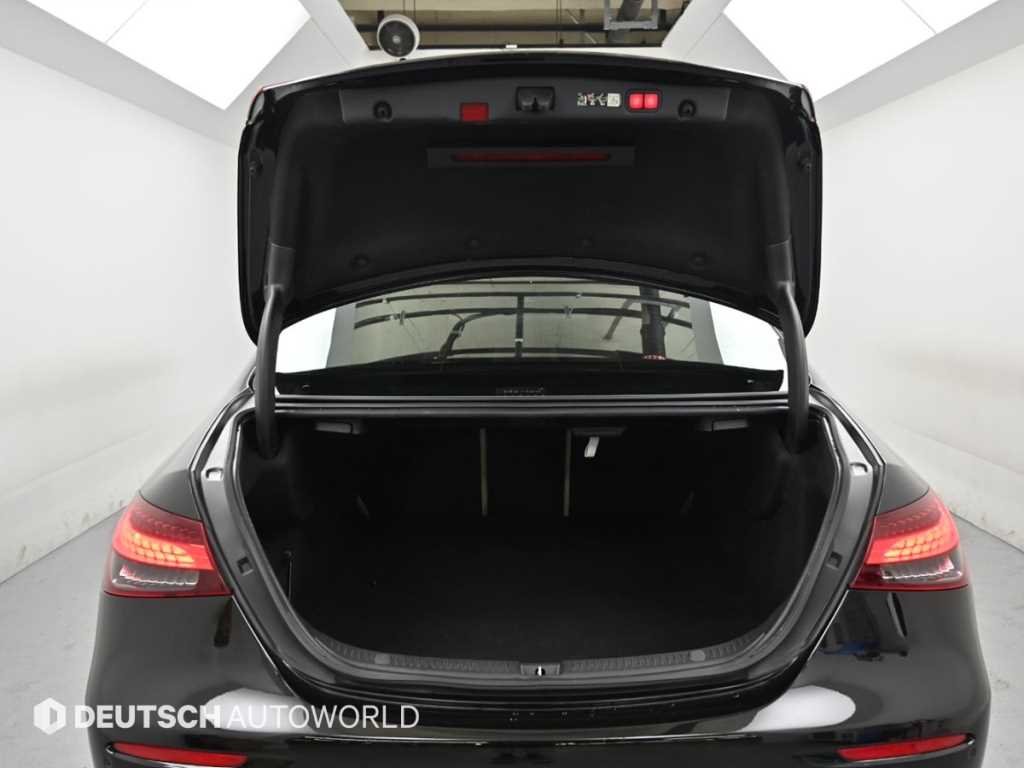 Mercedes-Benz E-Class — photo 19
