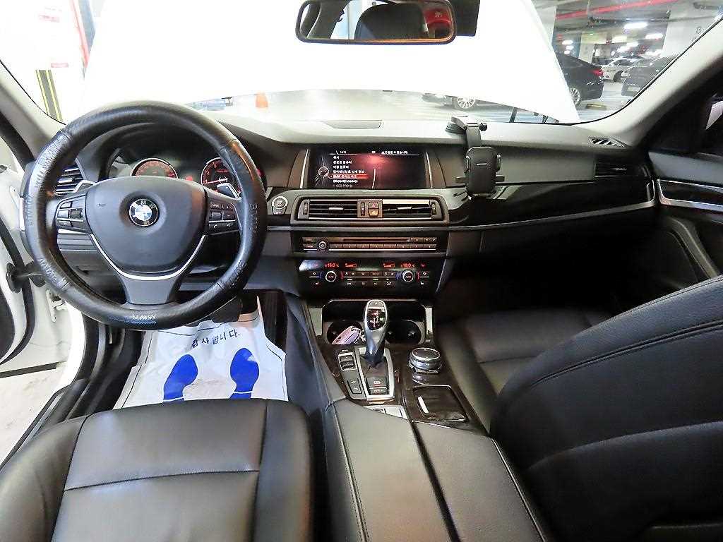 BMW 5-Series — photo 10