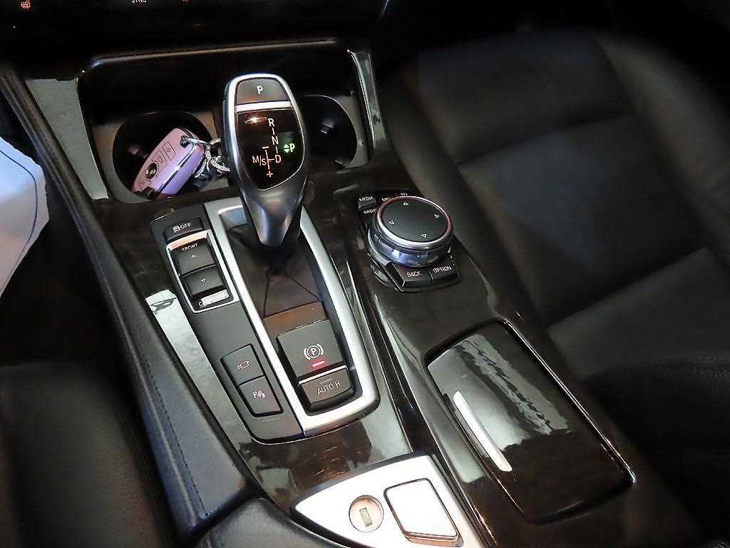 BMW 5-Series — photo 12