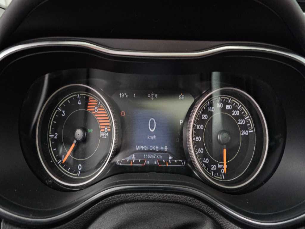 Jeep Cherokee — photo 08