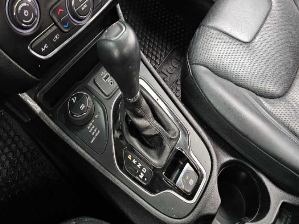 Jeep Cherokee — photo 09
