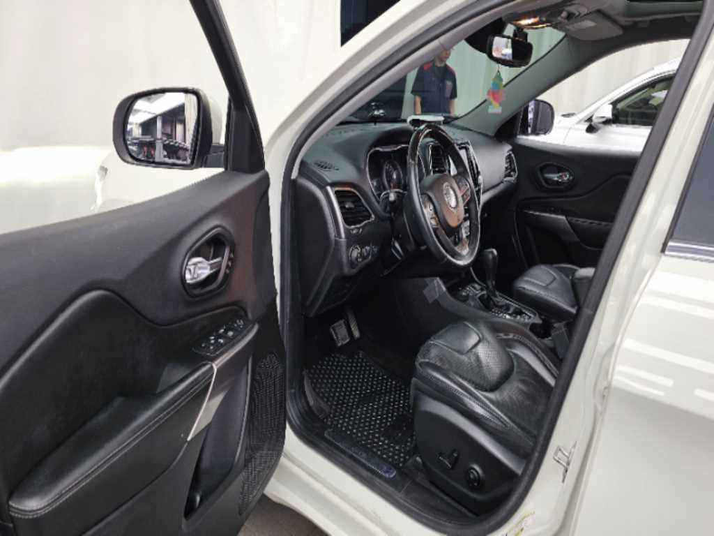 Jeep Cherokee — photo 10