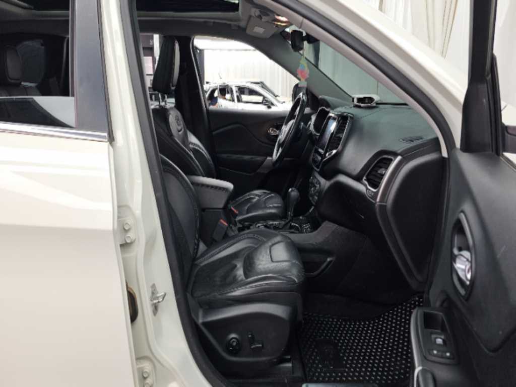 Jeep Cherokee — photo 11