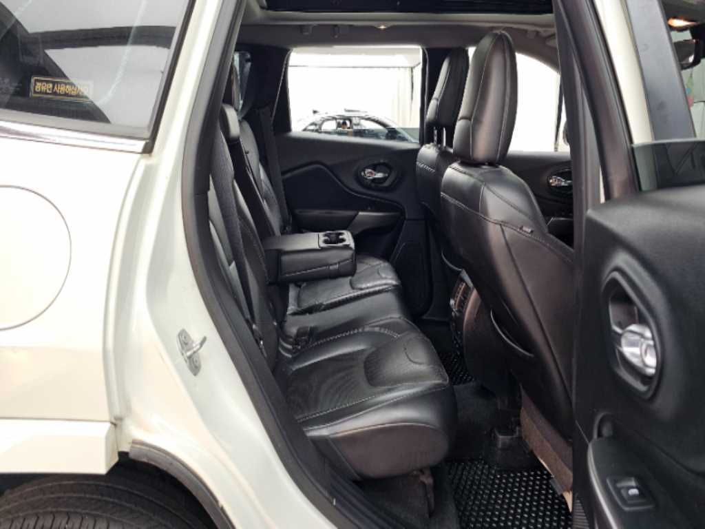 Jeep Cherokee — photo 12