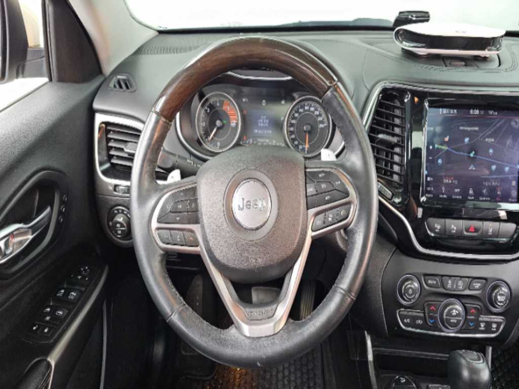 Jeep Cherokee — photo 13