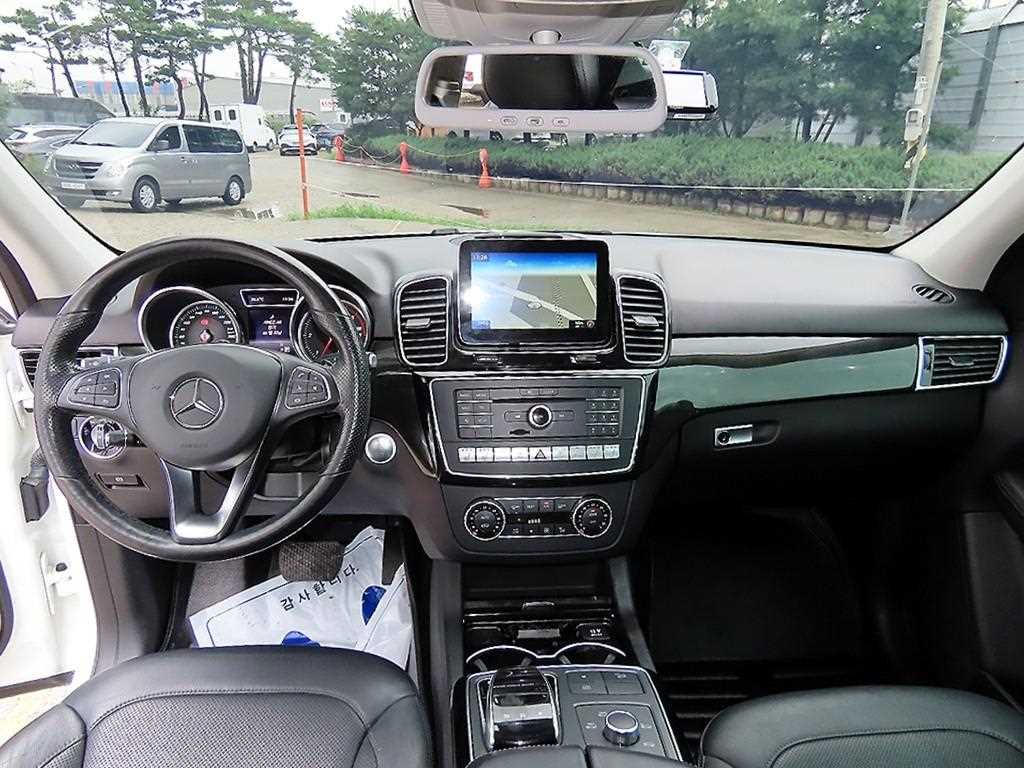 Mercedes-Benz GLE-Class — photo 07
