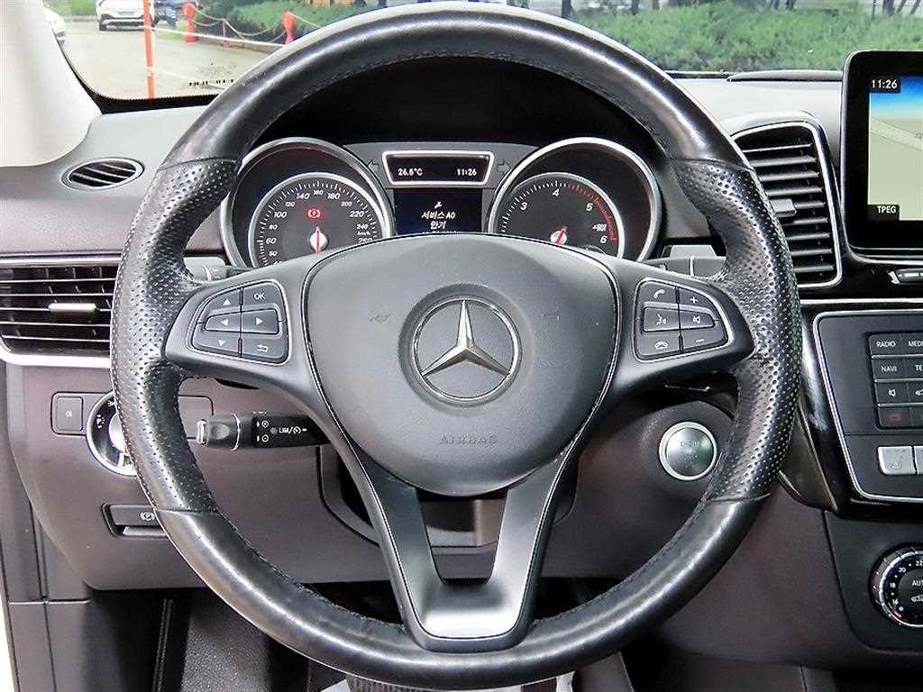 Mercedes-Benz GLE-Class — photo 08