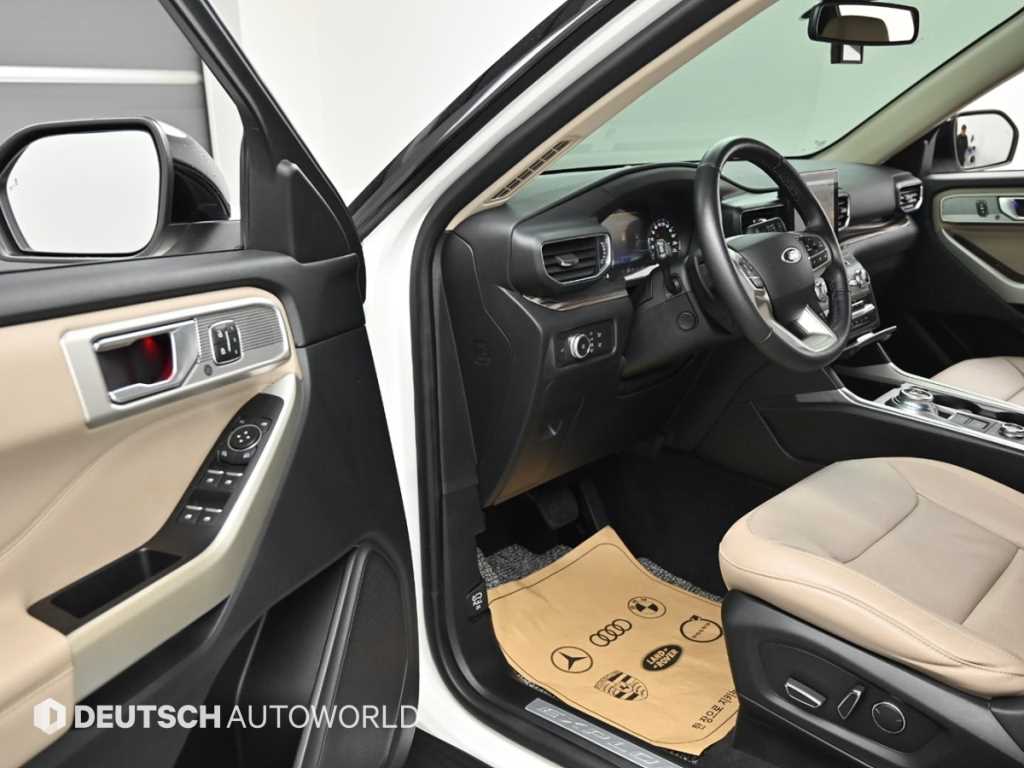 Ford Explorer — photo 10