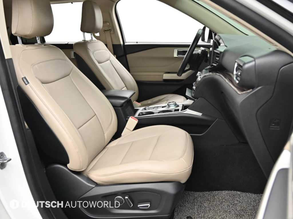 Ford Explorer — photo 11