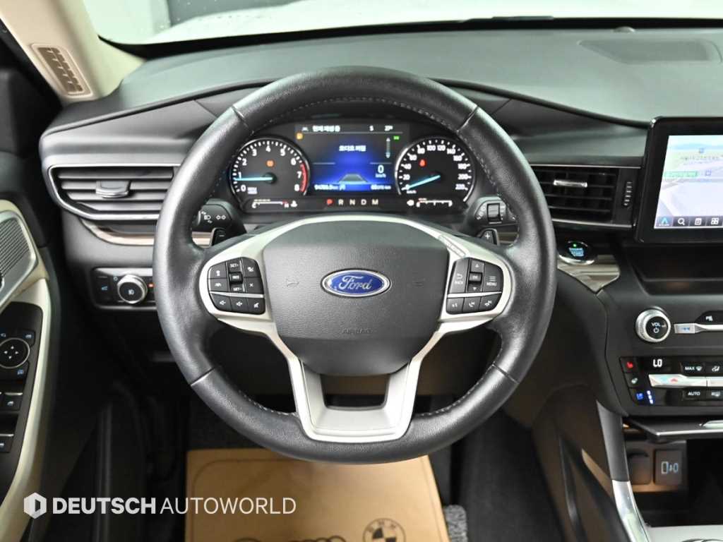Ford Explorer — photo 13