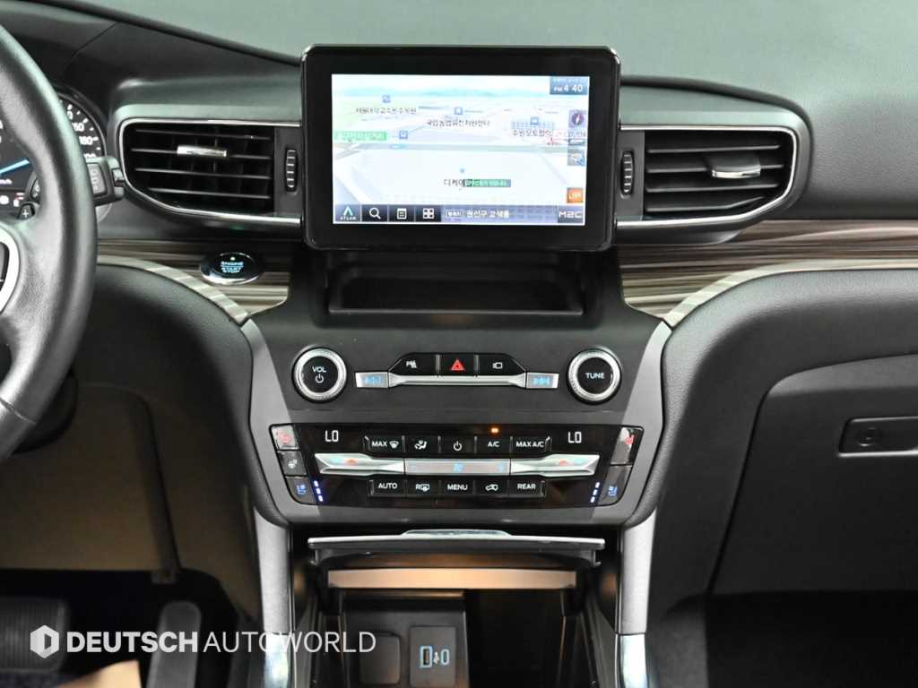 Ford Explorer — photo 14