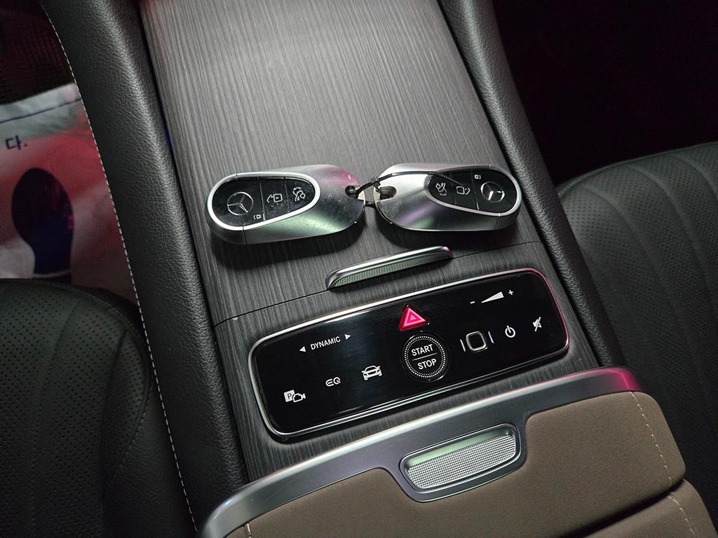 Mercedes-Benz EQS — photo 12