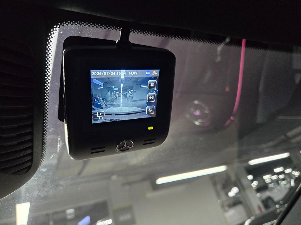 Mercedes-Benz EQS — photo 15