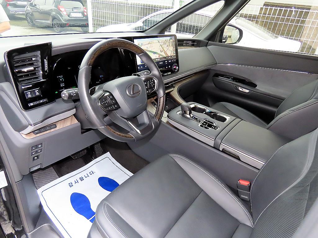 Lexus LM — photo 08