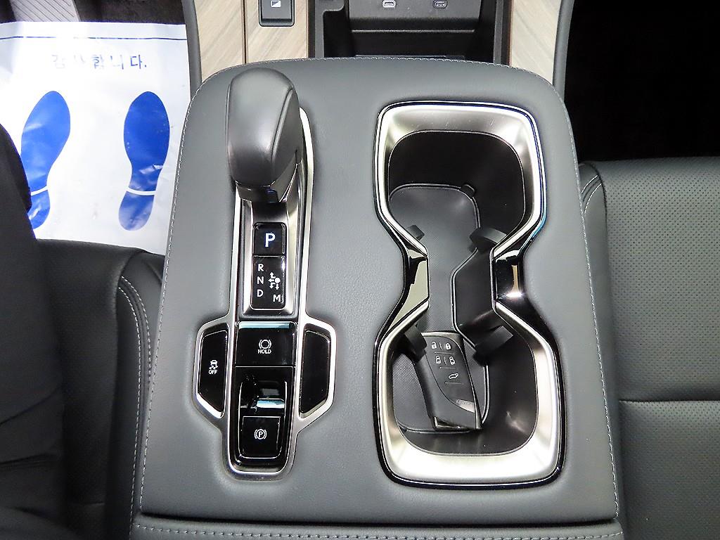 Lexus LM — photo 11