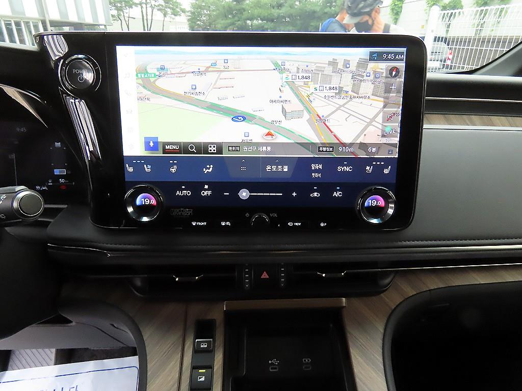 Lexus LM — photo 12