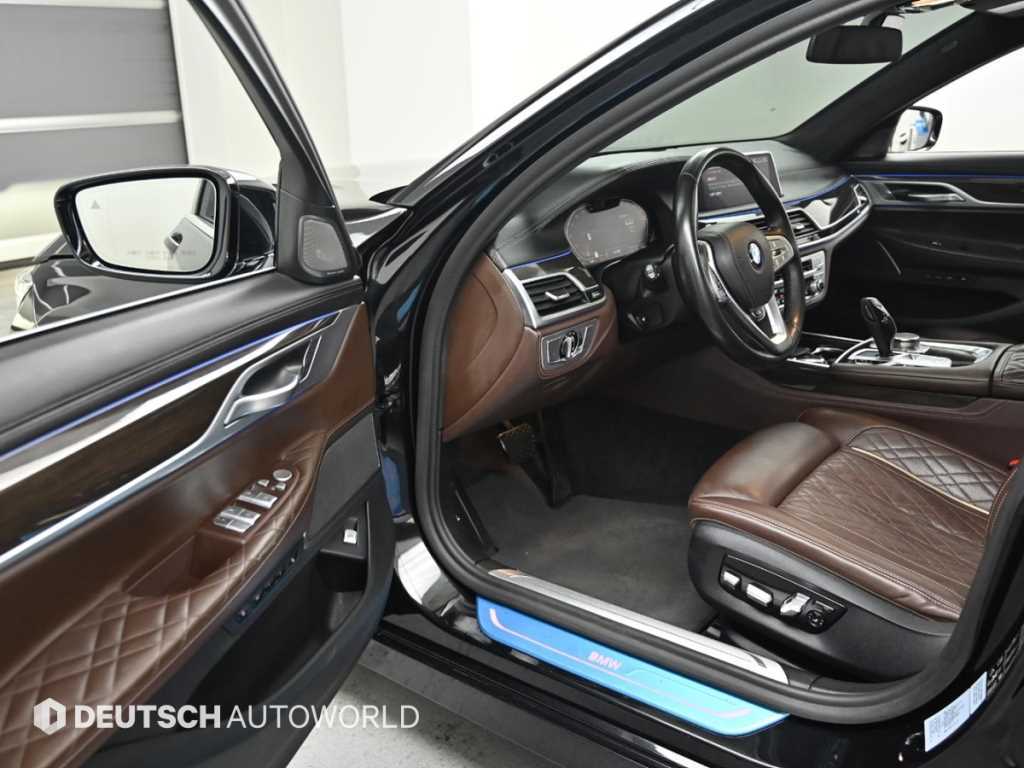 BMW 7-Series — photo 11