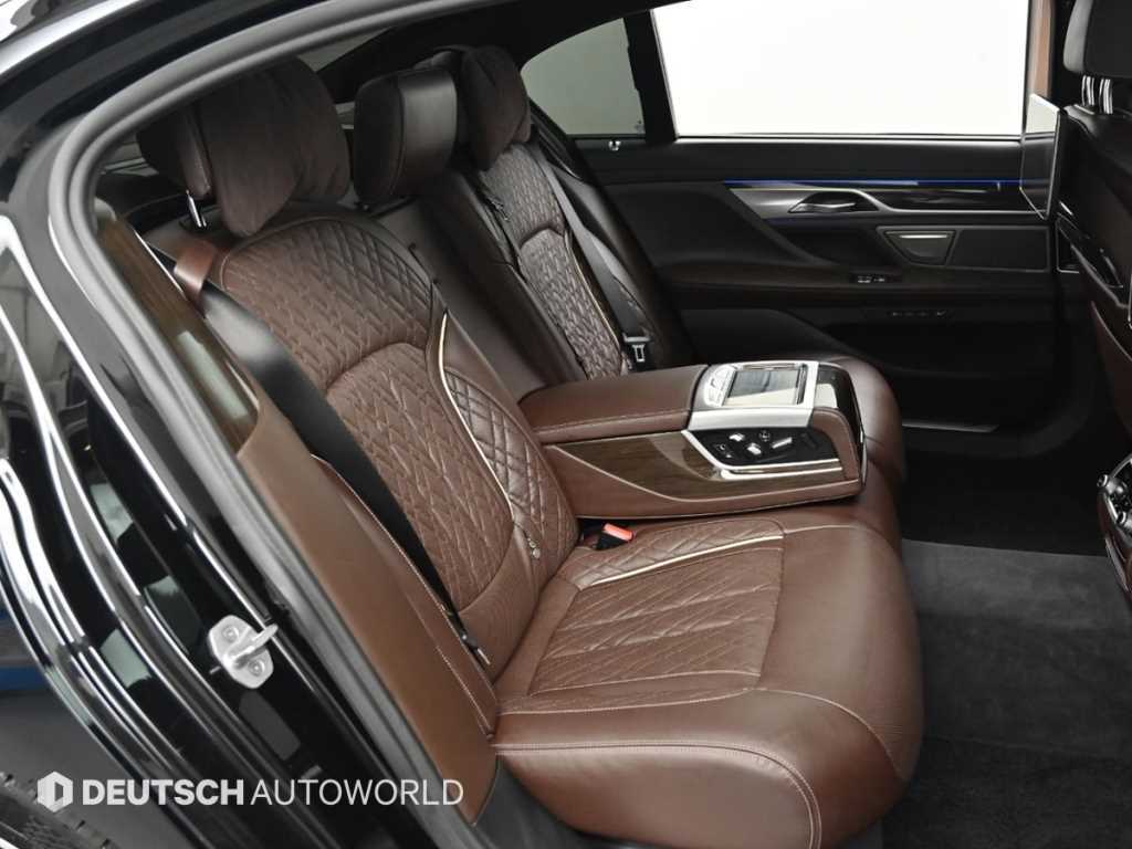 BMW 7-Series — photo 12
