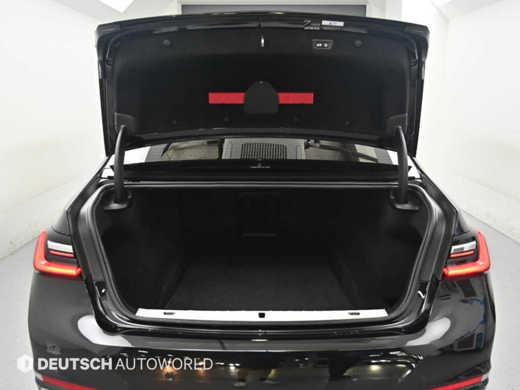 BMW 7-Series — photo 19