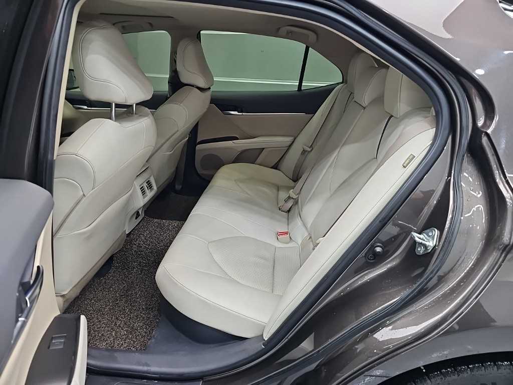 Toyota Camry — photo 12
