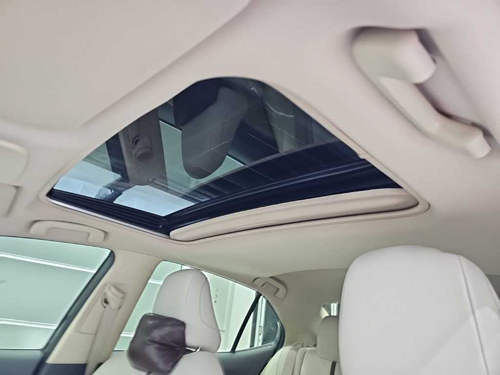 Toyota Camry — photo 13